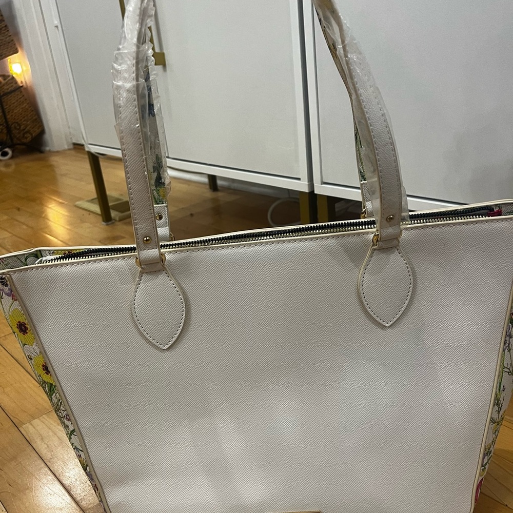 🆕Betsey Johnson Elegant White Tote Bag with Gold Chain Accent - Picture 8 of 10